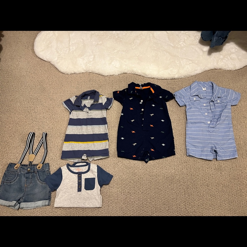 A bundle of rompers and one short outfit. Sizes vary from 9-12 months.